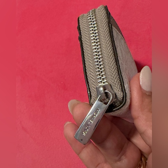 Michael Kors Two-Tone Card Holder - Picture 4 of 10